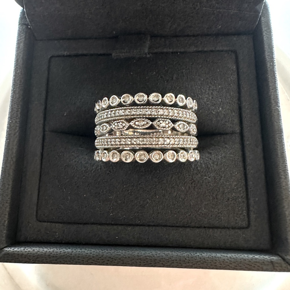 Beautiful size 7 , real diamond, sterling silver, stunning ring, with COA